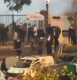 Torcedores do Colo-Colo atiram objetos contra viatura policial em meio à confusão durante partida contra o Fortaleza, pela Libertadores  Foto: Reprodução/X @TVN