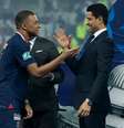 Mbappé cumprimenta Nasser Al-Khelaïfi, presidente do PSG  Foto: Getty Images/Jean Catuffe