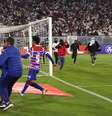   A partida entre Colo-Colo e Fortaleza foi interrompida por uma confusão que terminou com a morte de dois torcedores do clube chileno.  Foto: Getty Images