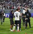Jogadores do Colo Colo conversam com torcedores que invadiram o gramado  Foto: Marcelo Hernandez / Getty Images