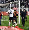 Torcedores do Colo-Colo invadem gramado  Foto: Getty Images/Marcelo Hernandez