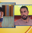 Maike assiste cenas em que puxa cabelo de Renata  Foto: Reprodução/TV Globo/Globoplay