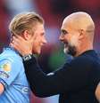 Guradiola e o carinho com De Bruyne, astro em um de seus últimos jogos pelo City e que teve bela atuação, com gol e assistência    Foto: Carl Recine/Getty Images / Jogada10