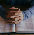Mulher é confundida com miliciano e morre baleada enquanto fazia oração com grupo religioso  Foto: Foto de Patrick Fore na Unsplash / Contigo