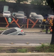 Veículo dentro de buraco na Avenida Assis Ribeiro  Foto: Instagram/@venhaqueeusoudapenhaoficial / Reprodução