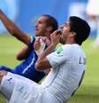 Suárez morde Chiellini em duelo entre Uruguai e Itália na Copa do Mundo de 2014  Foto: Matthias Hangst/Getty Images
