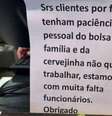 Cartaz afixado em restaurante de São Paulo, que culpava 'o pessoal do Bolsa Família' pela falta de funcionários, viralizou nas redes sociais  Foto: Reprodução/Redes sociais / BBC News Brasil