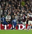  Foto: Dan Mullan/Getty Images - Legenda: Momento do gol marcado por Ezri Konsa no jogaço entre Aston Villa e PSG / Jogada10