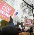 Manifestantes se reúnem em Cambridge Common em um protesto organizado pela cidade de Cambridge, pedindo à liderança de Harvard que resista à interferência do governo federal na universidade, em Cambridge, Massachusetts, EUA, em 12 de abril de 2025.  Foto: REUTERS - Nicholas Pfosi / RFI