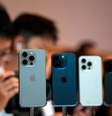Chineses observam o iPhone 15 Pro em loja da Apple em Xangai, na China
22/09/2023
REUTERS/Aly Song  Foto: Reuters