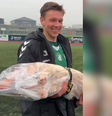 Eleito craque da partida, jogador recebe leitão assado como prêmio na Noruega  Foto: Reprodução