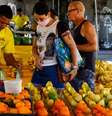 Preços dos alimentos estão acima da inflação em quase todos os anos desde 2007, mas pico da pandemia estabeleceu os valores a novo patamar elevado.  Foto: AFP - RAFAEL MARTINS / RFI