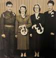Tommy Budge, Thelma Budge, Violet Flett e Leslie Flett no dia do casamento duplo  Foto: Arquivo pessoal / BBC News Brasil