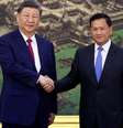 O primeiro-ministro do Camboja, Hun Manet, (à direita) e o presidente da China, Xi Jinping, assinaram 37 acordos no Palácio da Paz, em Phnom Penh, nesta quinta-feira, 17 de abril de 2025.  Foto: © AFP / RFI