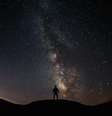 Pessoa olhando para o céu noturno  Foto: Getty Images / BBC News Brasil