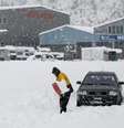 Moradores na Suíça, Itália e França foram surpreendidos pela neve em plena Primavera nesta quinta-feira (17)  Foto: AFP - FABRICE COFFRINI / RFI