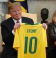 Trump em uma foto de 2019, em seu primeiro mandato, quando recebeu uma camisa do Brasil, presente do ex-presidente Jair Bolsonaro (PL)  Foto: Pool / GettyImages