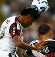  Foto: Gilvan de Souza/Flamengo - Legenda: Hugo Moura e Bruno Henrique disputam a bola durante o Vasco x Flamengo no Maracanã / Jogada10