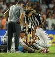  Foto: Pedro Souza / Atlético - Legenda: Neymar sofre lesão durante jogo entre Santos e Atlético, na Vila Belmiro / Jogada10
