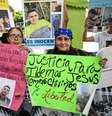 Familiares de migrantes venezolanos deportados dos Estados Unidos a uma prisão de segurança máxiam em El Salvador mostram cartazes durante uma manifestação em frente ao edifício das Nações Unidas em Caracas em 9 de abril de 2025.  Foto: AFP - JUAN BARRETO / RFI