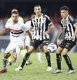 Matheus Alves no jogo contra o Santos (Photo by Paulo Pinto / São Paulo FC)  Foto: Esporte News Mundo