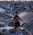 Criança caminha em escombros em Jabalia, no norte da Faixa de Gaza, em 14/4/25.  Foto: AFP - BASHAR TALEB / RFI