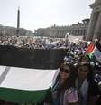 Bandeiras da Palestina em missa na Praça São Pedro, no Vaticano, em maio de 2015  Foto: ANSA / Ansa - Brasil