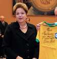 Em 2014, no Vaticano, o papa Francisco recebeu da presidente brasileira Dilma Rousseff uma camisa assinada por Pelé.  Foto: © ROBERTO STUCKERT FILHO / Brazilian Presidency/AFP/Archives / RFI