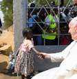Papa Francisco cumprimenta uma menina do lado de fora da Catedral de Santa Teresa,durante viagem apostólica a Juba, no Sudão do Sul, em 4 de fevereiro de 2023.  Foto: via REUTERS - VATICAN MEDIA / RFI