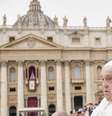 O papa Francisco fez sua última aparição pública no Vaticano neste domingo, 20 de abril de 2025.  Foto: © AP/Andrew Medichini / RFI
