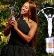 Rebeca Andrade recebe o prêmio das mãos de Cafu –  Foto: Divulgação/Laureus / Jogada10