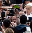 O papa Francisco saudou os fiéis após a bênção da Missa de Páscoa na Praça de São Pedro, na Cidade do Vaticano, no domingo (20/04)  Foto: EPA / BBC News Brasil