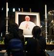 Em Londres, na Inglaterra, fiéis homenageiam papa Francisco, que morreu nesta segunda-feira, 21  Foto: Getty Images