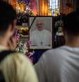 Em Istambul, na Turquia, fiéis homenageiam papa Francisco, que morreu nesta segunda-feira, 21  Foto: Getty Images