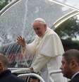 Papa Francisco chegou de papamóvel à favela de Varginha. debaixo de chuva. Mas nada impediu a multidão de vê-lo.  Foto: Tania Rego/AB