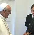 O papa Francisco com o repórter Gerson Camarotti na gravação para a Globo e GloboNews em 2013  Foto: Reprodução/Globoplay