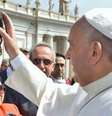 Francisco deu a benção ao ator Rodrigo Santoro entre os milhares de fiéis no Vaticano  Foto: Reprodução