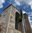 O Santuário de Aparecida, em Aparecida (SP), deixou as bandeiras a meio mastro em homenagem ao Santo Padre  Foto: Ícaro Malta/Redação Terra