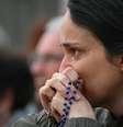 A emoção dos fiéis durante a primeira missa pública após a morte do papa, na Praça de São Pedro, no Vaticano, em 21 de abril de 2025.  Foto: AFP - ANDREAS SOLARO / RFI