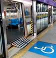 Rampa dobrável é usada para embarque e desembarque de pessoas e cadeiras de rodas na Linha 5-Lilás do Metrô de São Paulo.  Foto: Divulgação / ViaMobilidade. / Estadão
