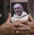 Um fiel argentino segura um retrato do papa Francisco entre as mãos, após o anúncio de sua morte, na segunda-feira, 21 de abril de 2025.  Foto: © AP - Gustavo Garello / archive RFI / RFI