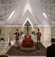 O papa Francisco em seu caixão aberto, vestido com uma túnica vermelha, com a mitra papal na cabeça e um rosário na mão  Foto: EPA / BBC News Brasil