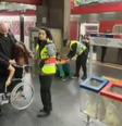Passageiros passaram mal em trens superlotados da CPTM na manhã desta terça-feira, em São Paulo  Foto: Reprodução/TV Globo