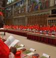 Cardeais rezam em preparação para o conclave que elegeu Bento XVI, em 2005  Foto: Getty Images