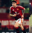 Zagueiro do Manchester precisou deixar a partida para socorrer o filho  Foto: Reprodução/victorlindelof/Instagram
