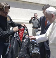 Papa Francisco recebeu jaqueta de couro da marca Harley-Davidson em 2013  Foto: Divulgação/Vaticano