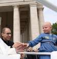 O papa Francisco recebeu o abraço do povo em um passeio pelo papamóvel no Domingo de Páscoa, 20  Foto: Vatican Media