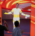 Tadeu Schmidt se vestiu de dummie e brincou com brothers  Foto: Reprodução/TV Globo