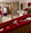 Papa Francisco em um caixão simples de madeira com forro vermelho.  Foto: Divulgação/Vaticano