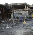 Bombeiros trabalham nas ruínas do prédio da TAM atingido pelo vôo 3054 à procura vítimas  Foto: Valter Campanato/Agência Brasil - 19.07.2007